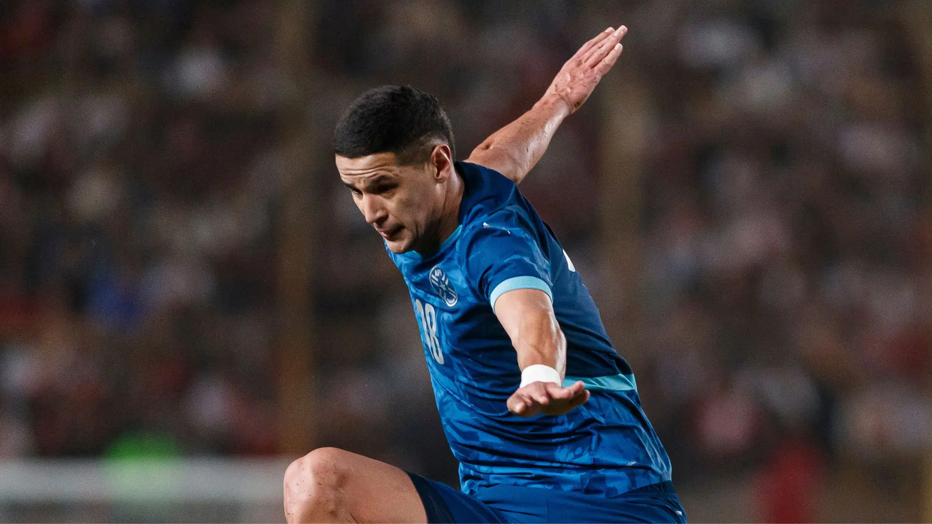 Alex Arce em ação pela seleção paraguaia