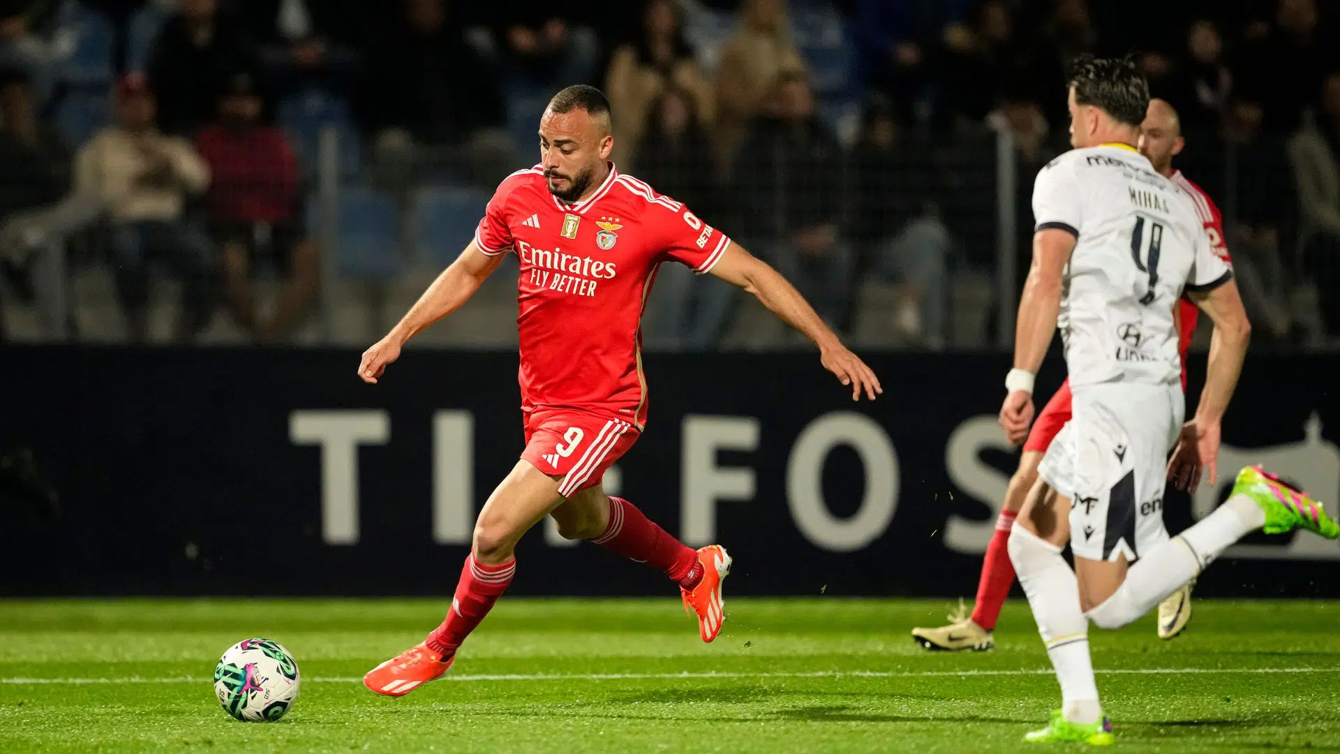 Arthur Cabral em ação pelo Benfica