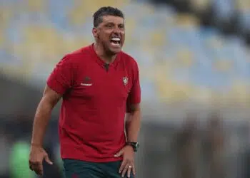 Auxiliar do Fluminense elogia time em empate