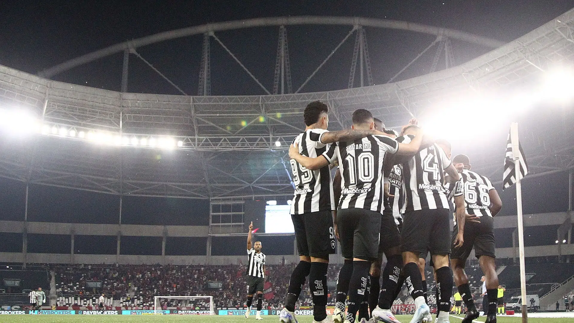 Botafogo comemorando gol na vitória 