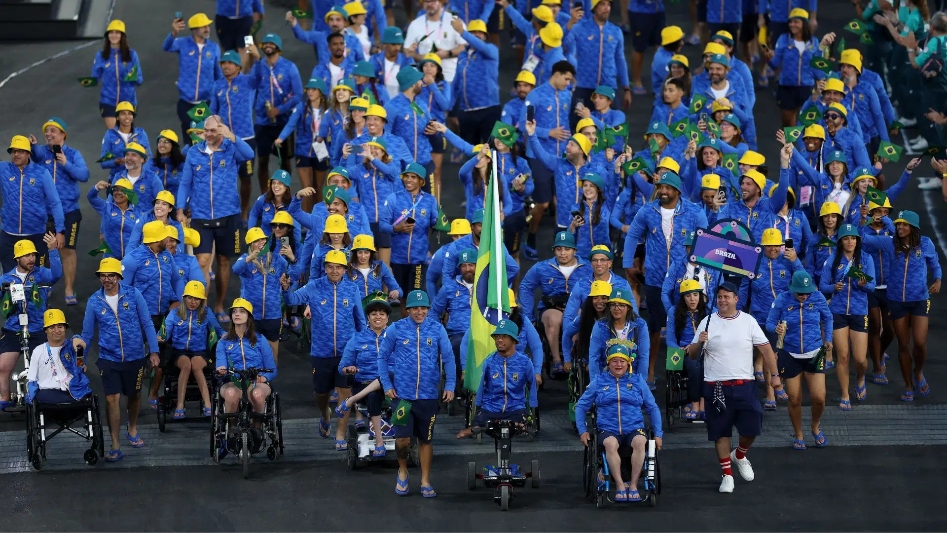 Delegação brasileira na cerimônia de abertura da Paralimpíada de Paris (Crédito: Getty Images)