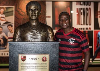 Adílio e seu busto no Flamengo (Crédito: Paula Reis/CRF/Flickr)