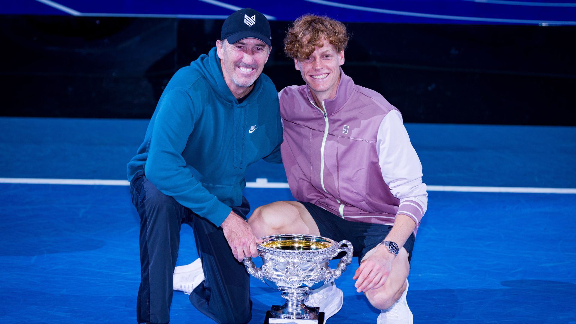 Cahill e Sinner comemorando o t&iacute;tulo do Australian Open (Cr&eacute;dito: Getty Images)