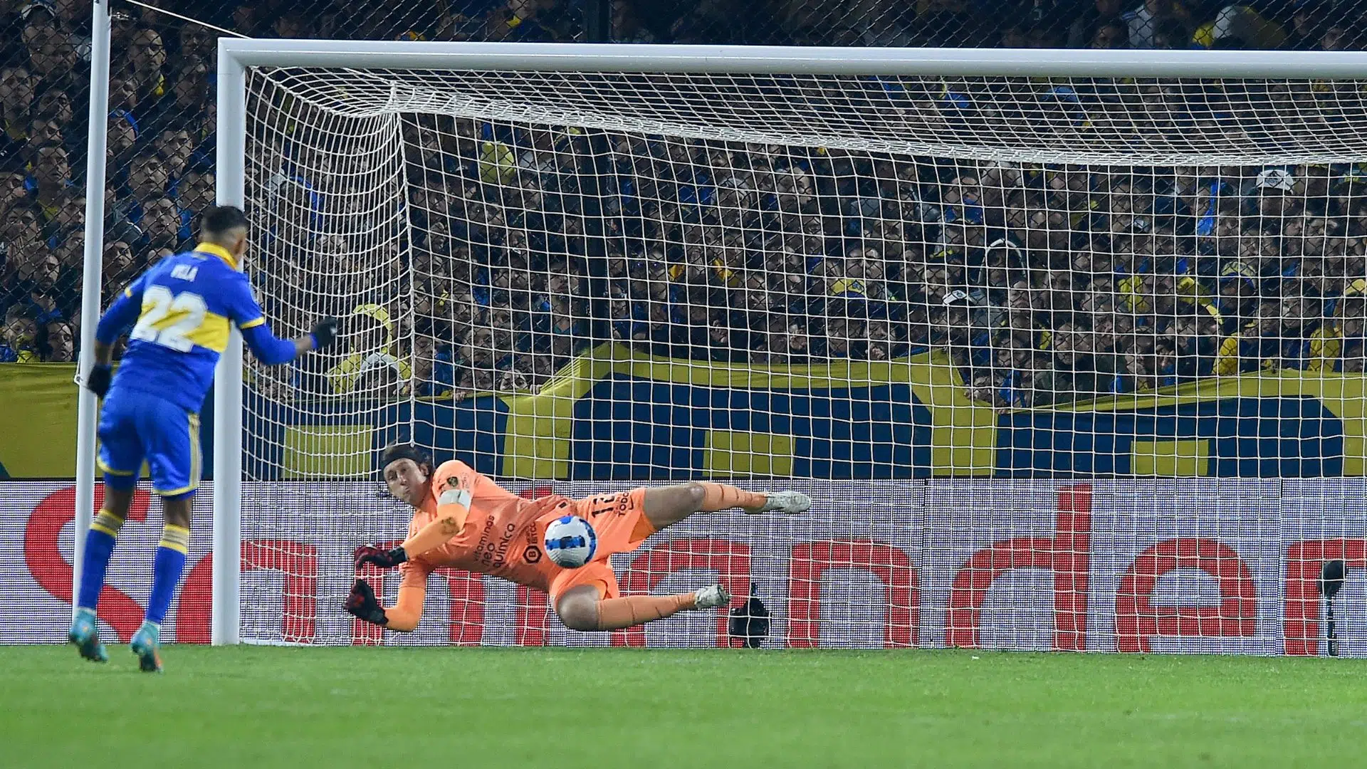Cássio defendendo pênalti diante do Boca Juniors