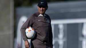 Corinthians mira novo centroavante