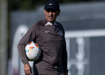 Corinthians mira novo centroavante