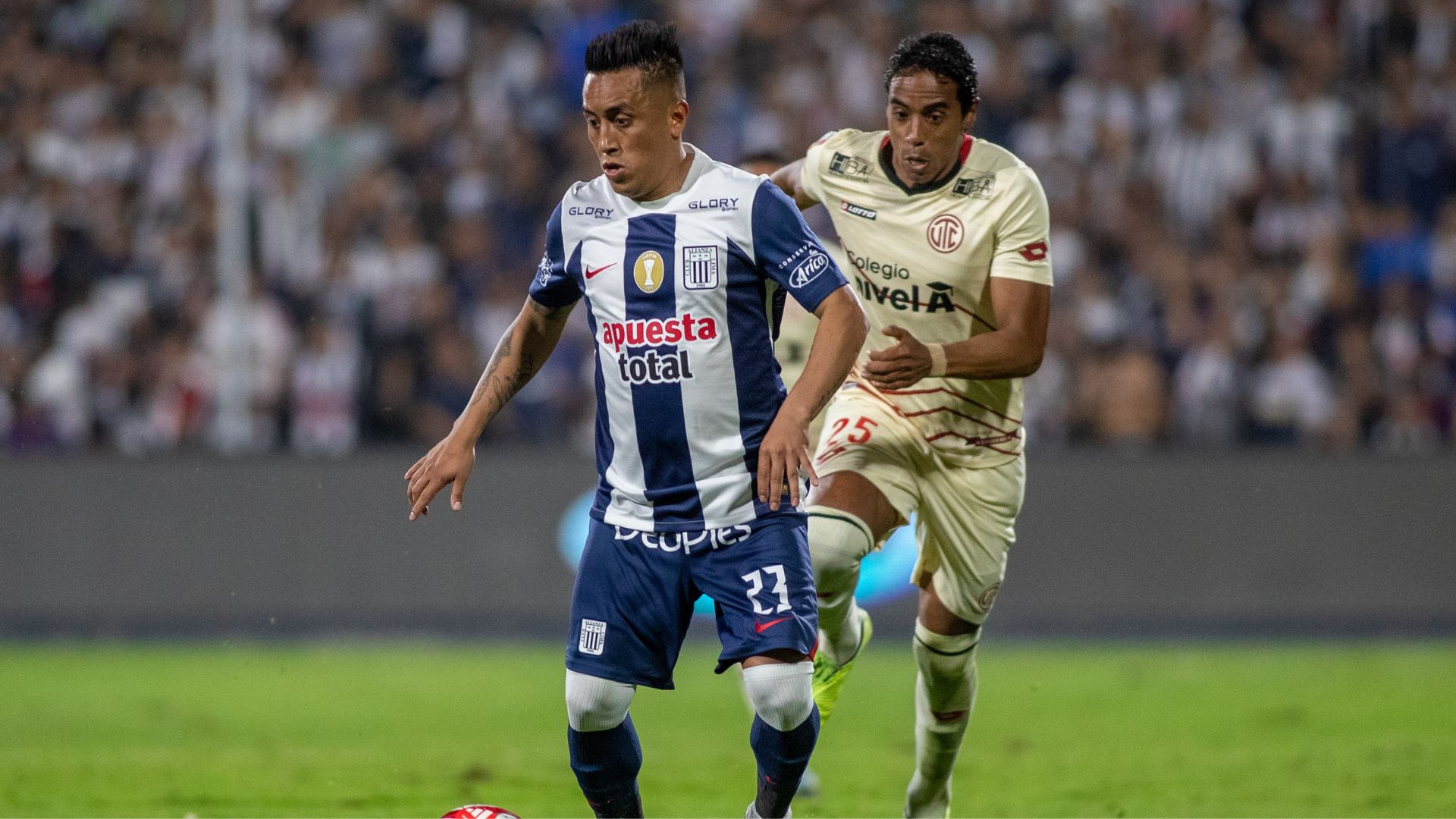 Cueva em ação pelo Alianza Lima, seu último clube antes do Cienciano (Crédito: Getty Images)