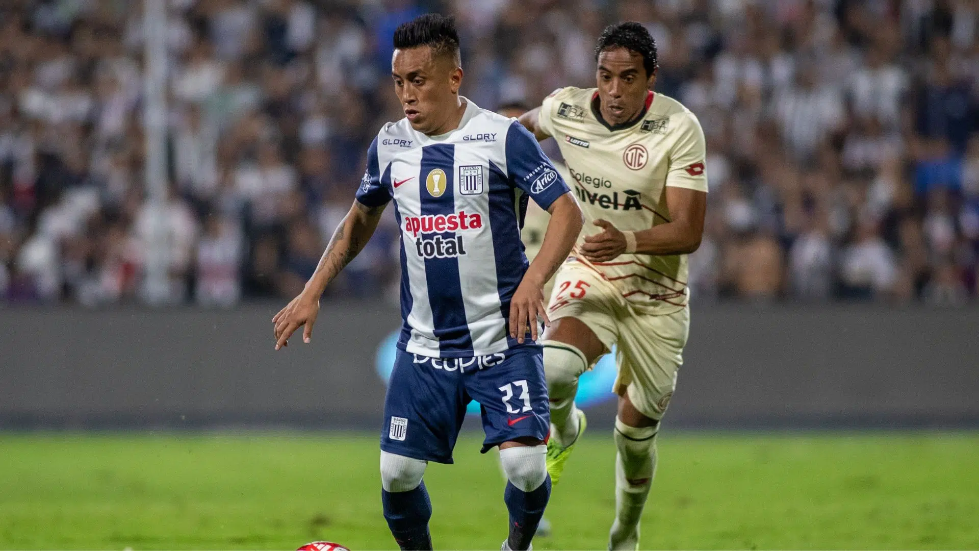 Cueva em ação pelo Alianza Lima, seu último clube antes do Cienciano (Crédito: Getty Images)