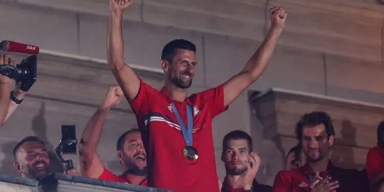Novak Djokovic comemorando a medalha de ouro olímpica na Sérvia (Crédito: Getty Images)
