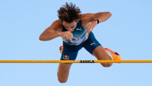 Armand Duplantis quebra recorde mundial estabelecido na Olimpíada de Paris (Crédito: Getty Images)