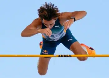 Armand Duplantis quebra recorde mundial estabelecido na Olimpíada de Paris (Crédito: Getty Images)