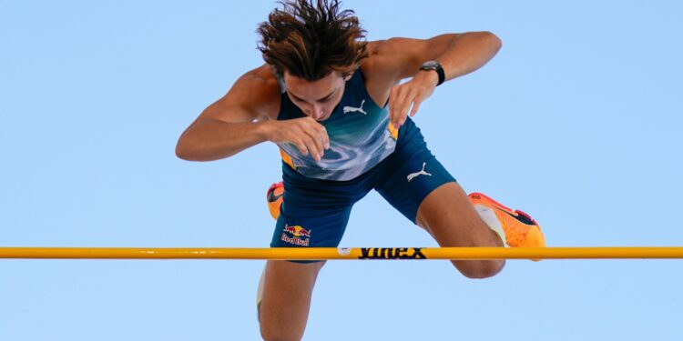 Armand Duplantis quebra recorde mundial estabelecido na Olimpíada de Paris (Crédito: Getty Images)