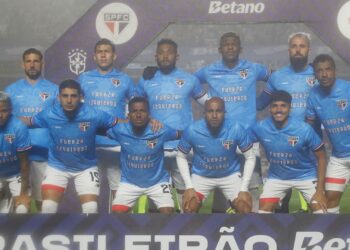 Elenco do São Paulo presta homenagem a Juan Izquierdo