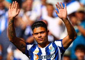 Evanilson saudando a torcida do Porto