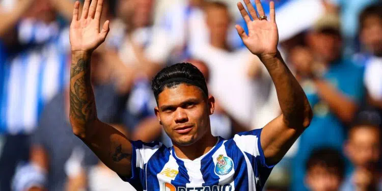 Evanilson saudando a torcida do Porto