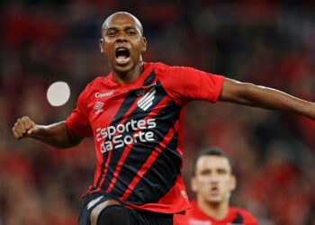 Fernandinho, ídolo do Athletico e multicampeão pelo City, anuncia aposentadoria