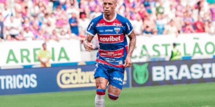 Fortaleza vence Bragantino e vira líder do Brasileirão