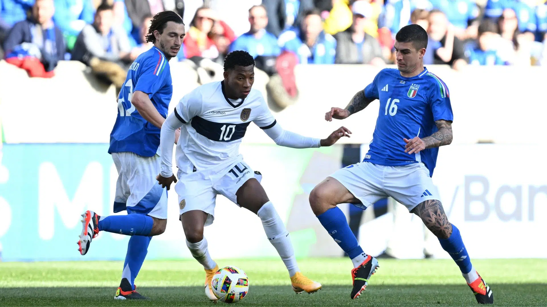Gonzalo Plata em ação, em amistoso contra a Itália (Crédito: Getty Images)