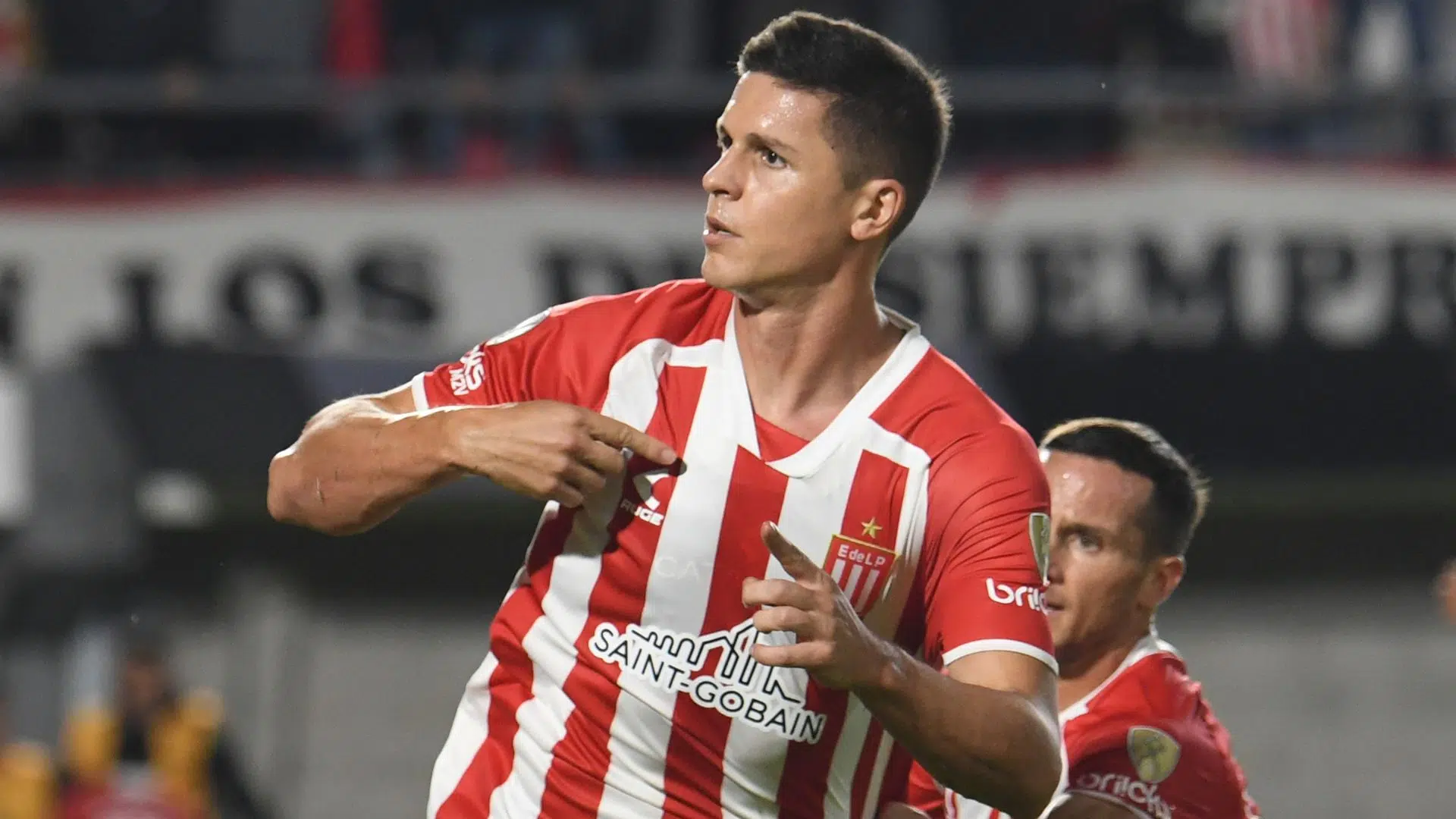 Guido Carrillo comemorando gol pelo Estudiantes