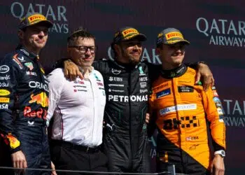 Lewis Hamilton comenta sobre disputa de título mundial entre Lando Norris e Max Verstappen (Crédito: Getty Images)