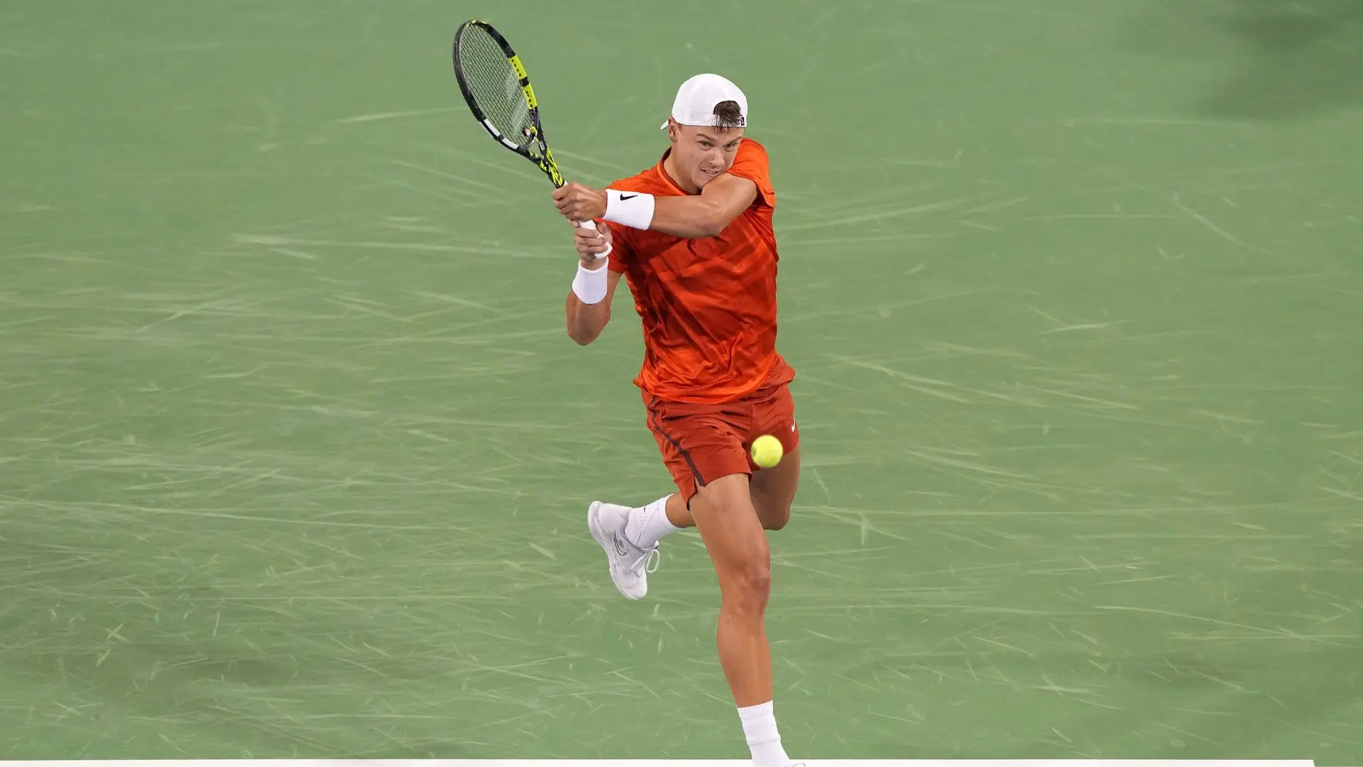 Holger Rune em ação no ATP de Cincinnati, contra Frances Tiafoe (Crédito: Getty Images)