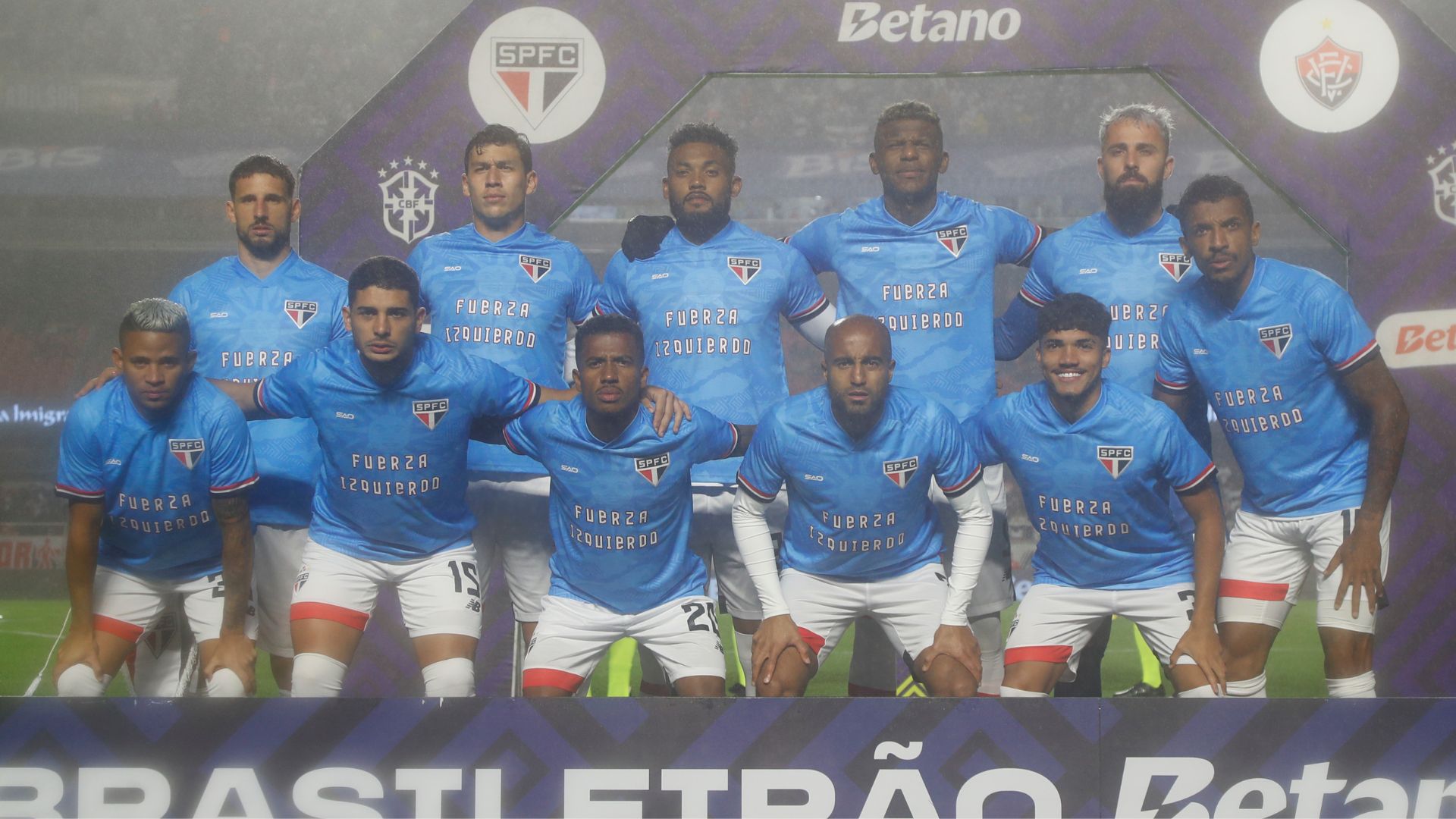O São Paulo entrou em campo contra o Vitória com uma camisa que homenageou Juan Izquierdo (Crédito: Getty Images)