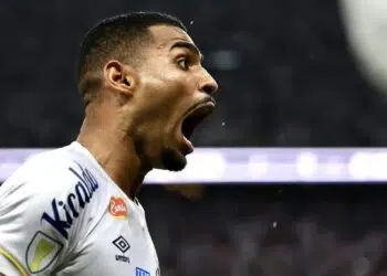 Zagueiro está afastado com uma lesão no joelho (Crédito: Icon)