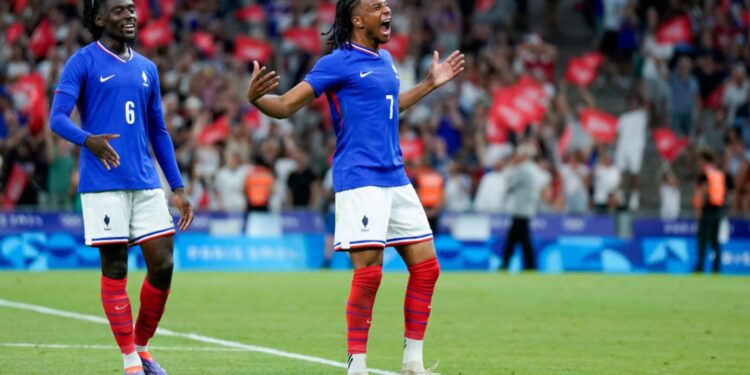 Olise comemora segundo gol da França (Crédito: Getty Images)