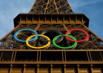 Anéis olímpicos na Torre Eiffel (Crédito: Getty Images)