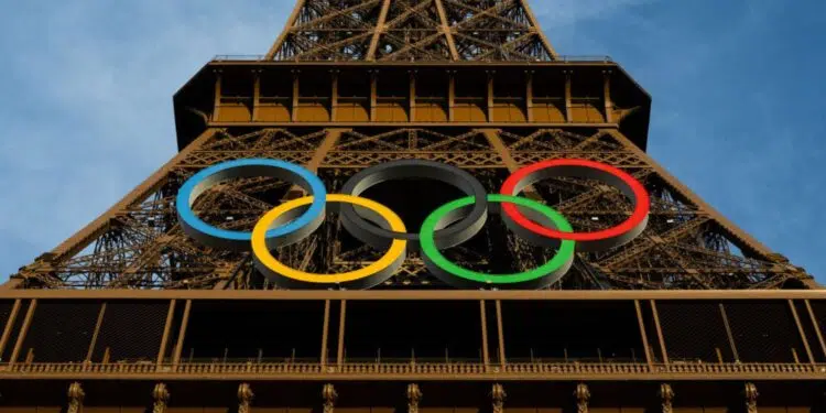 Anéis olímpicos na Torre Eiffel (Crédito: Getty Images)