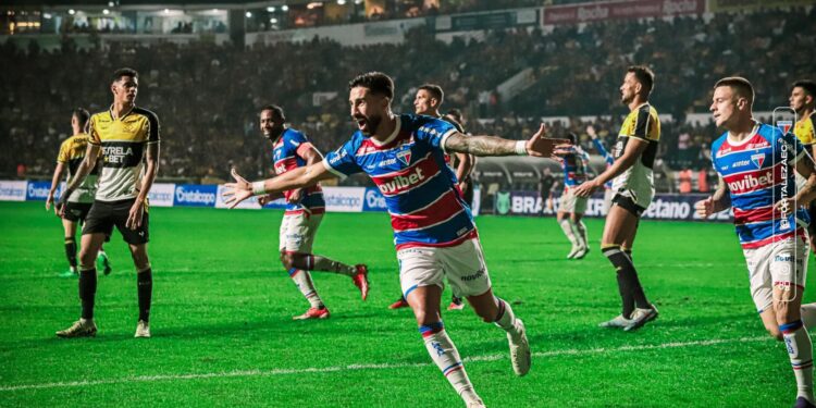 Lucero comemora gol de empate (Crédito: Leonardo Moreira/FEC)