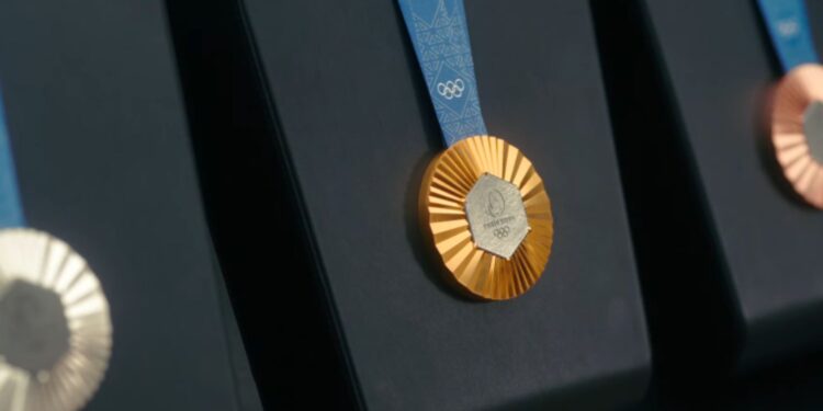 Medalhas são apresentadas (Crédito: CazéTV/Reprodução)