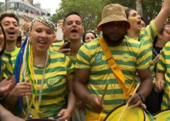 Torcedores fazem a festa em Paris (Crédito: Reprodução)