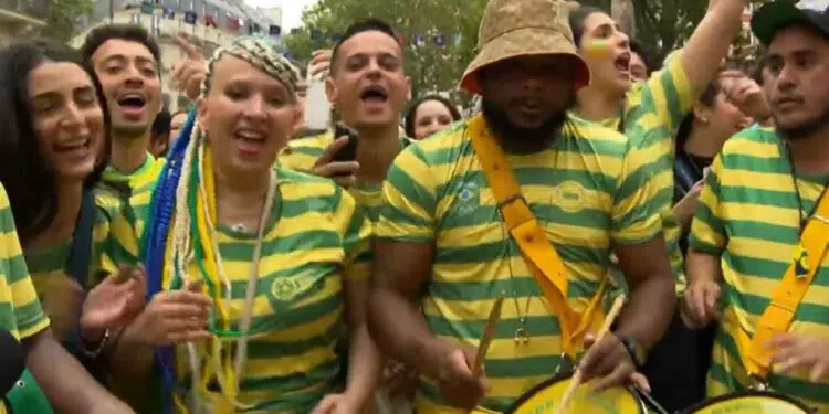 Torcedores fazem a festa em Paris (Crédito: Reprodução)