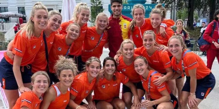 Alcaraz com parte da delegação dos Países Baixos (Crédito: Reprodução/Redes sociais)