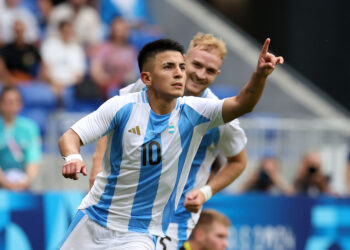 Almada comemora gol da Argentina contra a Ucrânia (Crédito: Getty Images)