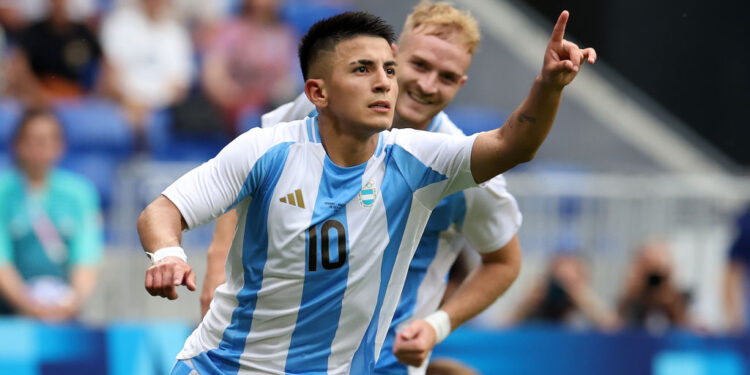 Almada comemora gol da Argentina contra a Ucrânia (Crédito: Getty Images)