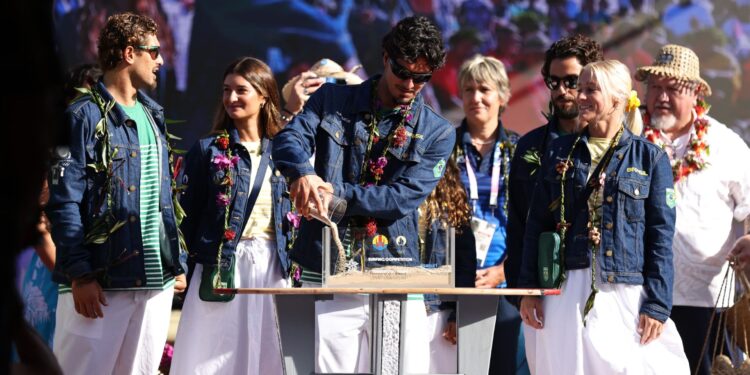Jogos Olímpicos: surfistas participam de cerimônia de abertura do Taiti (Crédito: William Lucas / COB)