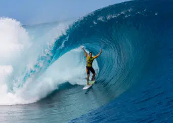 Medina é especialista nas ondas de Teahupoo (Crédito: WSL/Divulgação)