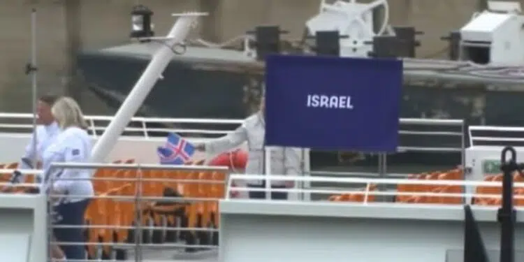Delegação israelense embarcou na parte interna do navio (Crédito: Reprodução/Redes sociais)