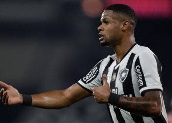 Júnior Santos passa por cirurgia e agradece apoio da torcida do Botafogo (Crédito: Getty Images)