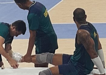 Momento em que o atleta começa a tomar os primeiros cuidados após a torção (Crédito: Reprodução/Daniel Bortoletto)
