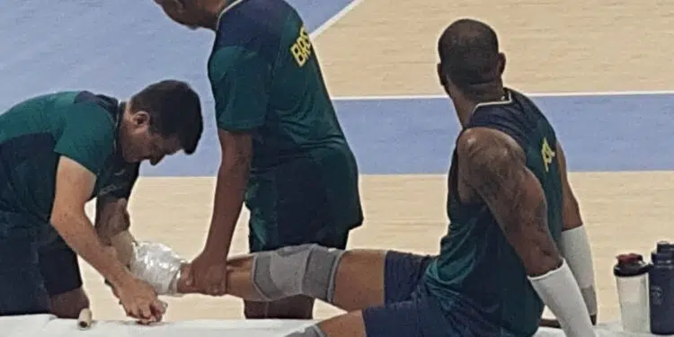 Momento em que o atleta começa a tomar os primeiros cuidados após a torção (Crédito: Reprodução/Daniel Bortoletto)