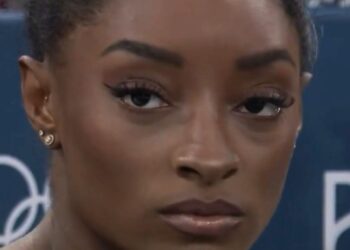 Momento em que Simone Biles vê a brasileira Rebeca Andrade nas barras assimétricas (Crédito: Reprodução)