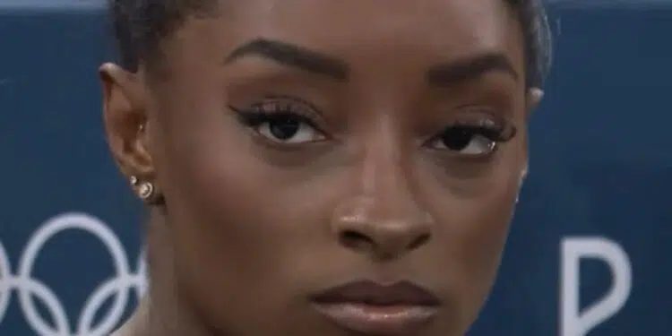 Momento em que Simone Biles vê a brasileira Rebeca Andrade nas barras assimétricas (Crédito: Reprodução)
