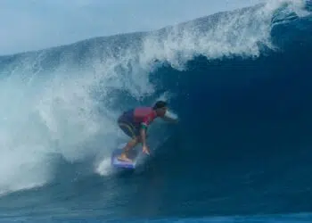 Gabriel Medina pega tubo (Crédito: Getty Images)