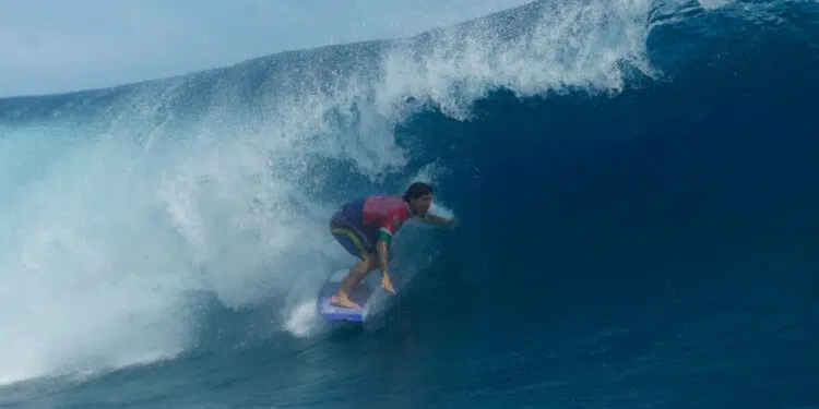 Gabriel Medina pega tubo (Crédito: Getty Images)