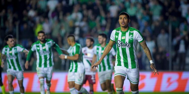 Rodrigo Sam comemora gol da virada (Crédito: Fernando Alves/ECJ)