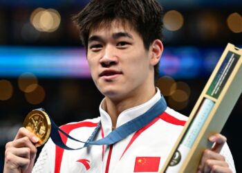 Nadador Zhanle Pan com seu ouro em Paris (Crédito: Getty Images)