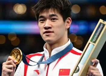 Nadador Zhanle Pan com seu ouro em Paris (Crédito: Getty Images)